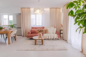 Posezení v ubytování Penthouse View Aeroport Iasi 2