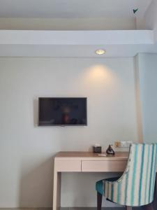 TV a/nebo společenská místnost v ubytování Bogor Icon Condotel By Holla