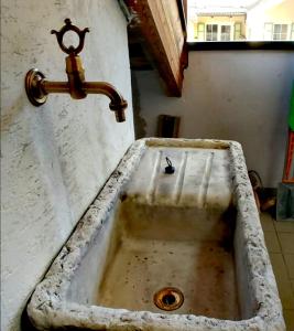 ジアーノ・ディ・フィエンメにあるTrilocale mansardato nel cuore della Val Di Fiemmeの古く汚れた洗面台 +39枚の写真