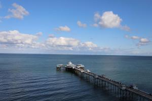 un muelle en medio del agua en 21 Taliesin Street, en Llandudno