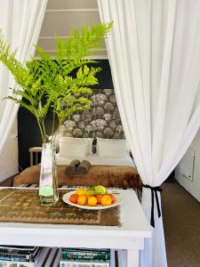 Agapanthus garden cottage في غرابو: طبق فاكهة على طاولة في غرفة النوم