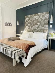 Agapanthus garden cottage في غرابو: غرفة نوم بسرير كبير مع لوح أمامي كبير