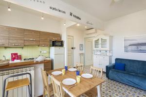 Køkken eller tekøkken på La Poetessa with Pool by Wonderful Italy + 4 billeder