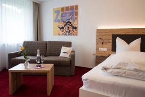 Postel nebo postele na pokoji v ubytování Hotel Garni Schmieder’s Ochsen