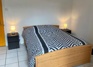 Postel nebo postele na pokoji v ubytování Maison climatisée au centre du village