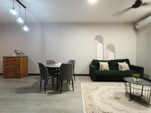 Χώρος καθιστικού στο D2407 Alanis Tripple A Suite near KUL Airport