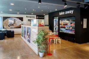 a shop with a take away counter in a store at AS Hoteles Ponferrada in Columbrianos