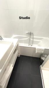 un baño con bañera y lavabo en Sainte Apartments, en Marsella