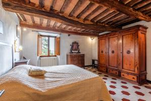 una camera da letto con un letto grande e un armadio in legno di Green apartment Siena a Siena