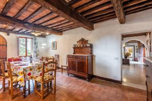 una cucina e una sala da pranzo con tavolo e sedie di Green apartment Siena a Siena