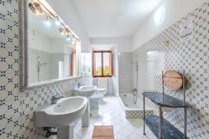un bagno con due lavandini e due WC di Green apartment Siena a Siena