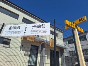 una señal de calle frente a un edificio en Eazy Rest, en Gqeberha