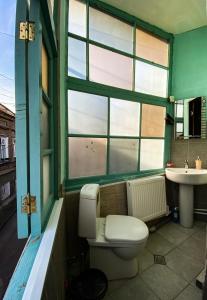 un baño con inodoro y lavabo en OLD Tbilisi ! Старый Тбилиси, en Tiflis