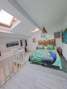 - une chambre mansardée avec un lit king-size dans l'établissement Appartement typique 2 étoiles avec clim, à Collioure