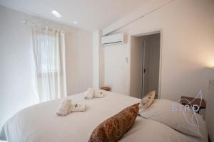Un dormitorio con una cama blanca con toallas. en Charming Provencal family home, en La Tour