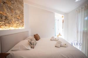 Un dormitorio con una cama blanca con toallas. en Charming Provencal family home, en La Tour 41 fotos más