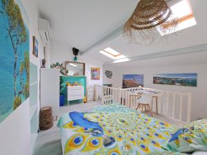 - une chambre avec un lit et un lit bébé dans l'établissement Appartement typique 2 étoiles avec clim, à Collioure
