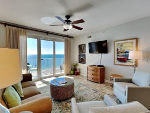 ein Wohnzimmer mit Blick auf das Meer in der Unterkunft Windemere #1303 in Perdido Key
