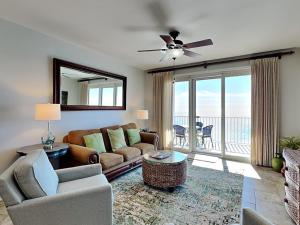 ein Wohnzimmer mit Sofa und Tisch in der Unterkunft Windemere #1303 in Perdido Key