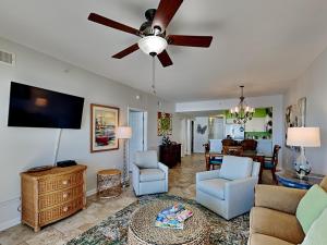 ein Wohnzimmer mit einer Couch und einem Deckenventilator in der Unterkunft Windemere #1303 in Perdido Key