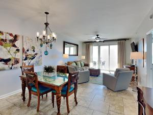 ein Wohnzimmer mit Tisch und Stühlen und einer Couch in der Unterkunft Windemere #1303 in Perdido Key + 28 Fotos