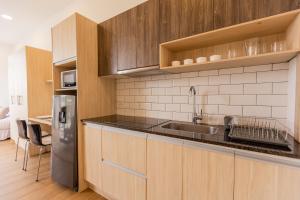 una cucina con mobili in legno e un frigorifero in acciaio inossidabile di Mumbai Corner View Studio a Quito