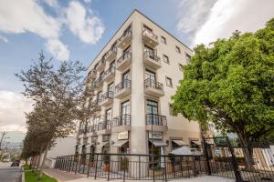 un edificio bianco con una recinzione di fronte di Mumbai Corner View Studio a Quito