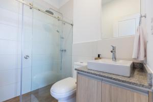 un bagno con lavandino e WC di Mumbai Corner View Studio a Quito Altre 22 foto