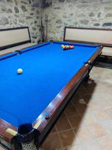 a pool table in a room with at Vila Margarida in Porreiras