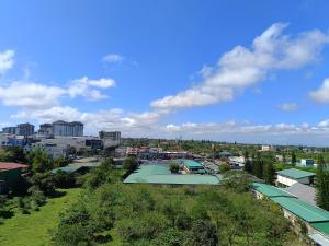 a view of a city with buildings and trees at Uncle's Tagaytay Staycation in Iruhin