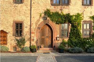 Fotografie z fotogalerie ubytování ALTE FÖRSTEREI - Elegantes Apartment in der historischen Hinterburg Schlitz - nahe Fulda und Bad Hersfeld v destinaci Schlitz