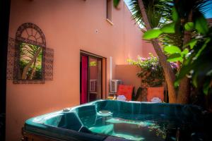 สระว่ายน้ำที่อยู่ใกล้ ๆ หรือใน Village Naturiste Cap d'Agde - Riads Resort 2 Suite Nador Couple only +4 ภาพ