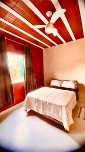a bedroom with a bed and a ceiling fan at Casa em Cabo frio próximo Búzios in Cabo Frio +19 photos