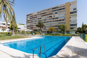 una piscina di fronte a un edificio di Golden Sunset a Benalmádena