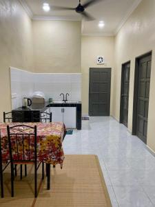 Η κουζίνα ή μικρή κουζίνα στο Rumah Tamu Tok Abah, Alor lintang