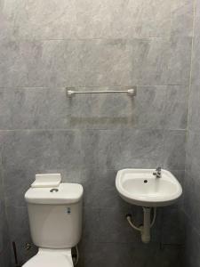 a bathroom with a toilet and a sink at Rumah Tamu Tok Abah, Alor lintang in Kampung Raja +9 photos