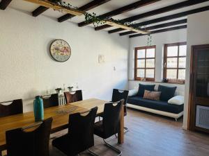 a living room with a table and a couch at Ferienwohnung 27 in Holzminden