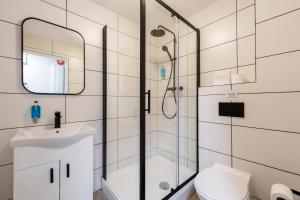 un bagno con doccia, WC e lavandino di The Temple Bar Lane a Dublino