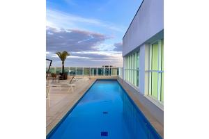 a swimming pool on the roof of a building at Saint Moritz, centro de Brasilia in Brasilia