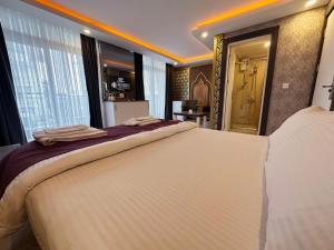 A bed or beds in a room at Akayda Butik Hotel