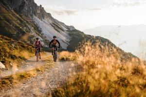 Goście zatrzymujący się w obiekcie Stubaier Gletscher XL Apartments Residenz Haus Alpenkönig Ferienwohnungen im alpinen Charme Stubai super Card Inklusive