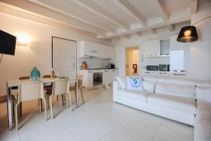 Kuchyň nebo kuchyňský kout v ubytování SG Luxury - Swan Bay Apartment