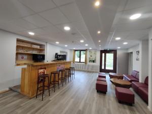 Η κουζίνα ή μικρή κουζίνα στο Centre de vacances Les Pieux