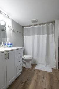 Un baño con inodoro y cortina de ducha. en Bobbin Mills Studio - 1 mile from Downtown Athens, en Athens