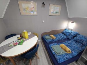 a small room with a bed and a table at Művészház Nyaraló in Békésszentandrás