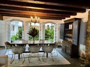 a dining room with a table and chairs at Casa Odara Paraty in Paraty