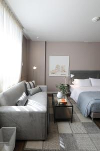 a living room with a couch and a bed at Caluce Hab 412 by LetoH in Chía