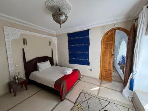 Ένα ή περισσότερα κρεβάτια σε δωμάτιο στο Riad Chameleon