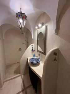 Ένα μπάνιο στο Riad Chameleon