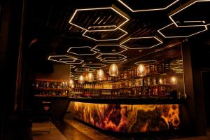 a bar with lights on the ceiling at Hotel Vista Inn Premium in Tuxtla Gutiérrez